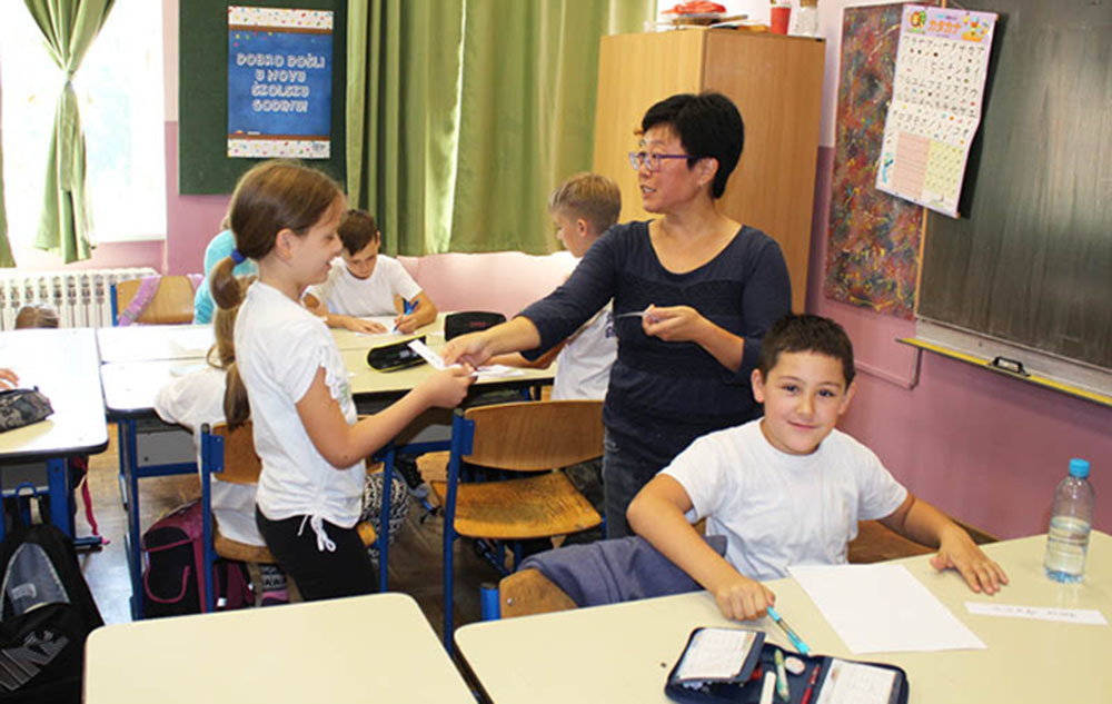 U Osnovnoj školi Julija Kempfa cijeli su se tjedan održavale jezične radionice u čijoj su realizaciji pomagali izvorni govornici Akiko Nashimoto Damjanović iz Japana, Kamila Mijowska iz Poljske i Melody Tan Šimić s Filipina. 