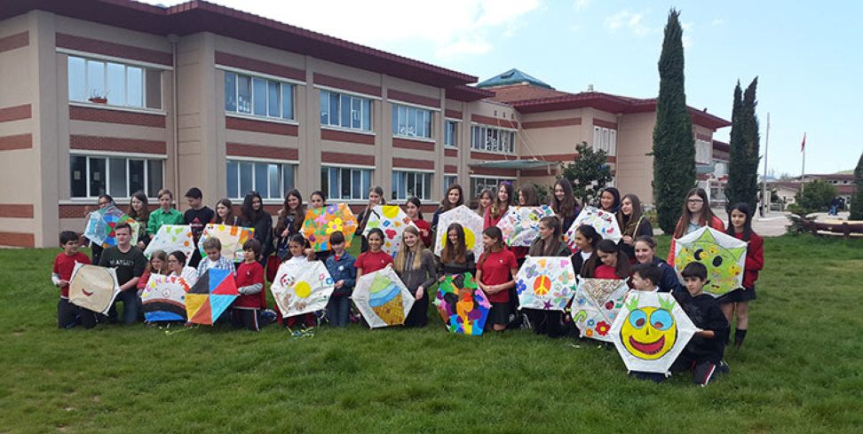 Osam učenika OŠ Gornje Vrapče: Ivana Matija Radelja, VI.a, Filip Lončarić, VII.a, Antonio Zekić, VII.b. Hrvoje Zrinjski, VII.b, Helena Sambol, VIII.a, Iva Horvatić, VIII.b, Nika Marković, VIII.b i Mirta Orlović, VIII.b ....

...  u pratnji prof  Ane Budojević i prof  Željke Vrlec Kosek preko istanbulske zračne luke Ataturk došlo je i u 'nezaboravnoj  avanturi'  provelo prekrasnih šest dana. 
