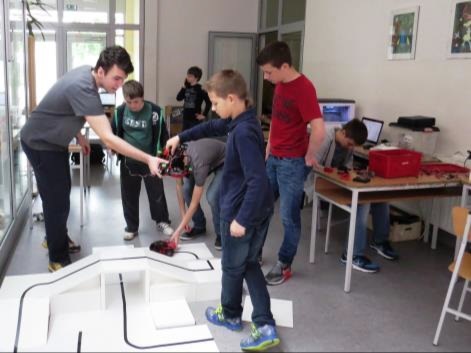 Istovremeno su učenici osnovnoškolskog uzrasta pripremali svoje robote za kategoriju Rescue Line Primary ...