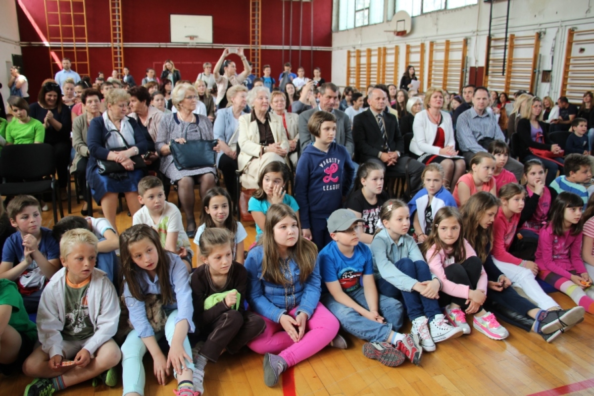 „Stara“ dugoselska škola OŠ Josipa Zorića obilježila je svoj dan. Za tu je prigodu priređen cjelodnevni bogat program. 