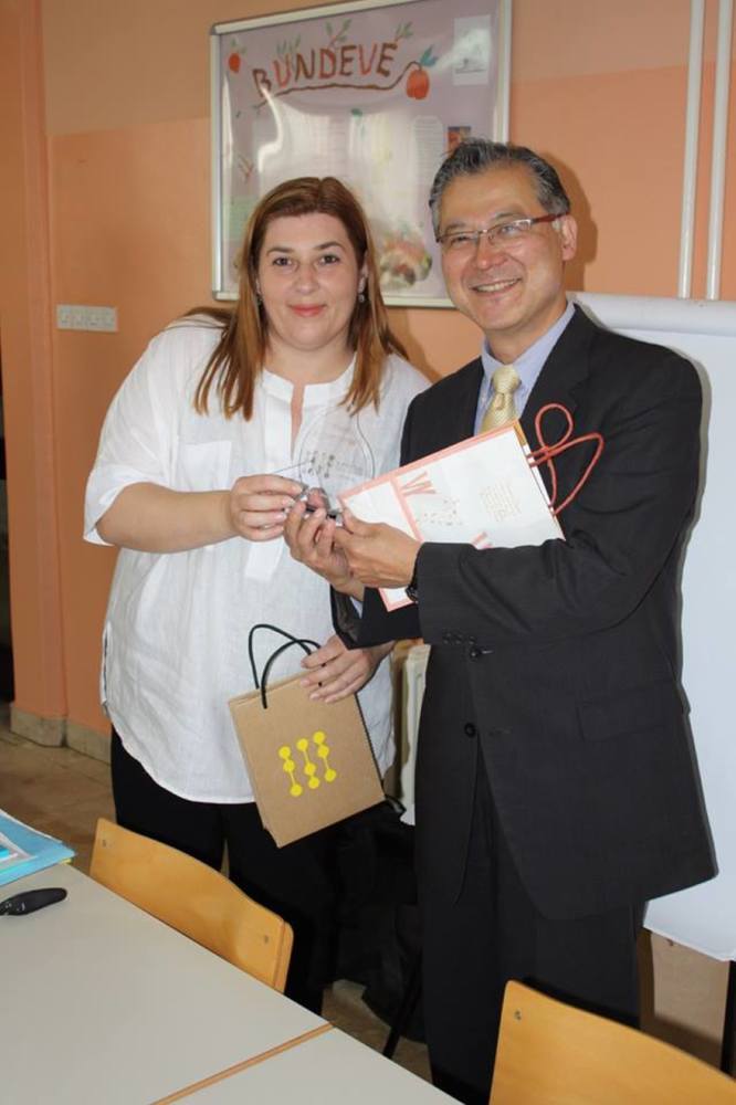 Gospodin iz Japanskog veleposlanstva, Njegova Ekselencija Mitsuhiko Shinomiya i za trodnevni stručni skup „Abacus Soroban“ zaslužna Tatjana Tomec