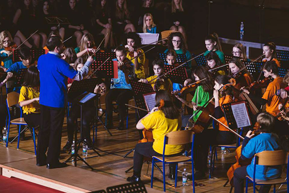 Orkestar mladih SO-DO El Sistema pod dirigentskom palicom Marka Magdalenića – sudionici Susreta školskih zborova u Gimnaziji Sesvete (9. prosinca 2016.)