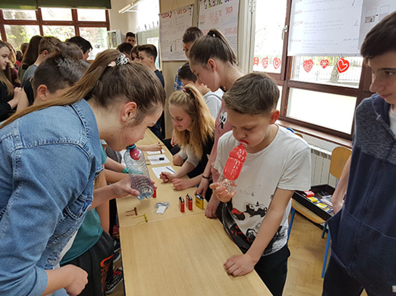 Zašto on može napuhati balon u boci, a ja ne mogu?