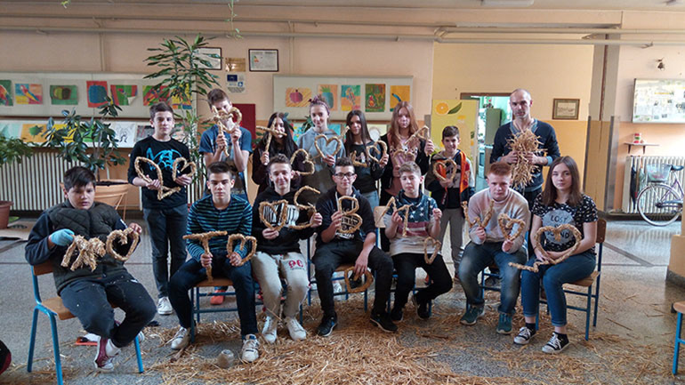 Kipar Nikola Faller učenicima je dva dana pokazivao kako se izrađuju skulpture od slame. Otkrio je i mnoge talente