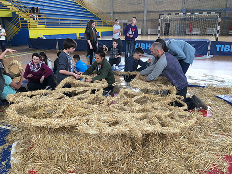 Kipar Nikola Faller učenicima je dva dana pokazivao kako se izrađuju skulpture od slame. Otkrio je i mnoge talente