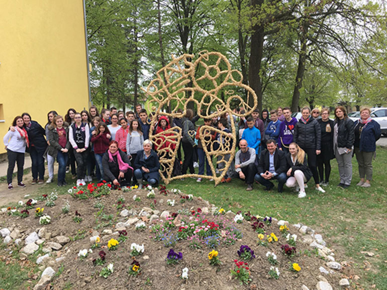 Kipar Nikola Faller učenicima je dva dana pokazivao kako se izrađuju skulpture od slame. Otkrio je i mnoge talente