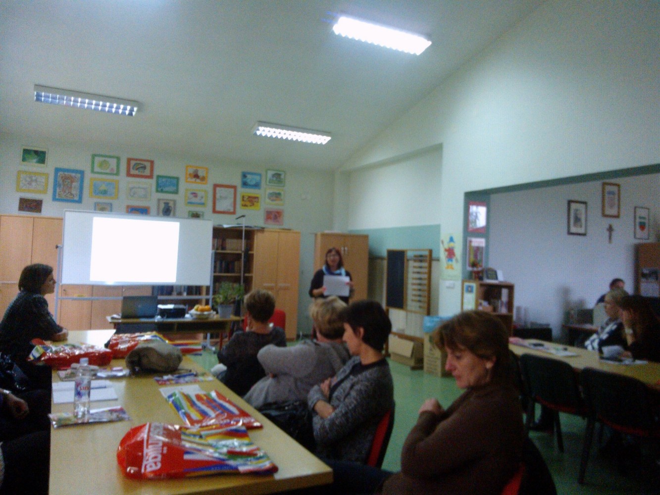 Profesorica Lidija Bakota, na veselom druženju, koristeći uz ostalo i materijale iz 5+ paketa Školske knjige za razrednu nastavu pokazala je neke od kreativnih metoda za poticanje učenika na čitanje