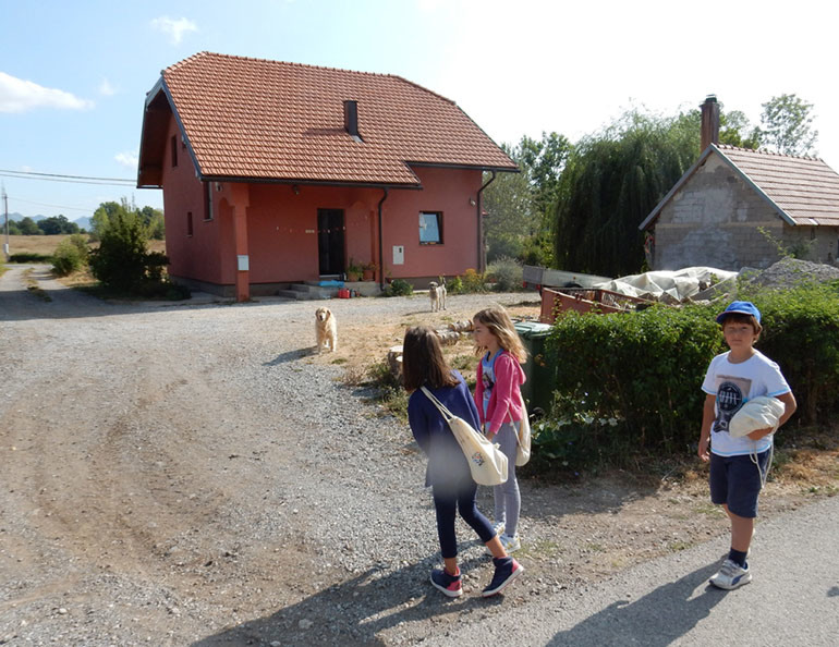Razgledavanje seoskog dvorišta u Svetom Roku