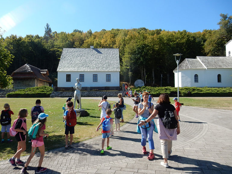 Jučer je 40 polaznika NTC-a iz Svetog Roka s mentorima posjetilo Smiljan gdje su se upoznali sa životom ličkog znanstvenika Nikole Tesle.