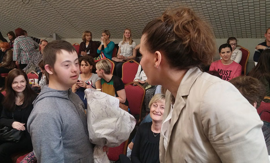 Knjiga “Budi dobar kao Jan” pokazuje da nema granica za djecu s Downovim sindromom. Treba im samo dati priliku i otvoreno srce kakvo je Janu Vrbiću pružila njegova učiteljica Ivančica Tajsl Dragičević, istaknula je predsjednica Hrvatske zajednice za Down sindrom mr. sc. Dinka Vuković. 