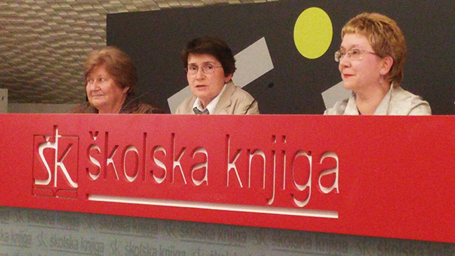 “Željela bih da što više učitelja pročita knjigu, da se probude. I da je pročitaju roditelji, da vide u kojoj mjeri učitelj živi život svojih đaka. Knjiga ‘Budi dobar kao Jan’ je, među ostalim, pohvala učitelju jer pokazuje što dobar učitelj može napraviti” -  izjavila je Horvat Vukelja (u sredini) dugogodišnja urednica “Modre laste” 