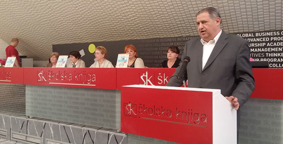 Okupljene uzvanike u “dvorani punoj ljubavi” poetski je pozdravio predsjednik Uprave Školske knjige dr. sc. Ante Žužul