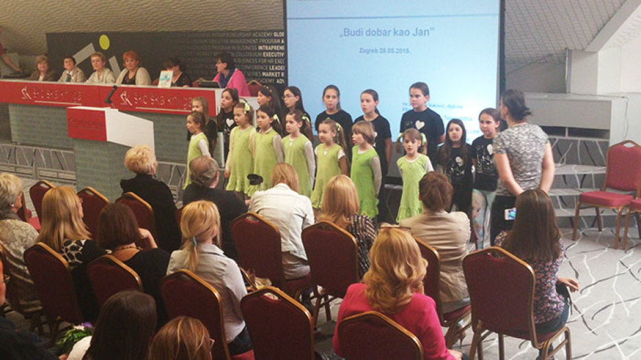 Zapažen doprinos  dirljivom programu dao je i Dječji zbor Kikići pod vodstvom Marije Rogić.  