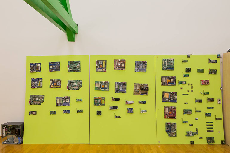 HARDVER-ZID – izradili učenici. Od bojenja ploča preko rastavljanja računala i pranja hardvera u umivaonicima (ajoj!) do montiranja svega na ploče.