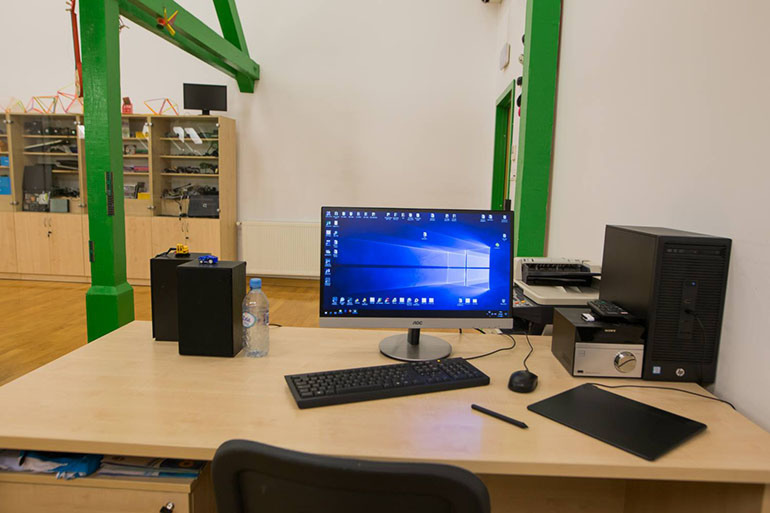 MOJ KUTAK. Zvučnici će ići iza i iznad TV-a kad mi stigne 40 metara produžnih zvučničkih kabela pa sve sredim skalpelom i izolirnom vrpcom.