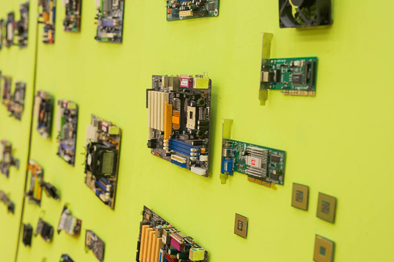 HARDVER-ZID – izradili učenici. Od bojenja ploča preko rastavljanja računala i pranja hardvera u umivaonicima (ajoj!) do montiranja svega na ploče.