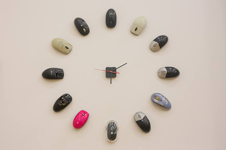 SAT OD MIŠEVA. Da, i mene živciraju ova dva dolje lijevo. Problem je što bi odljepljivanje vjerojatno maknulo i pola zida.