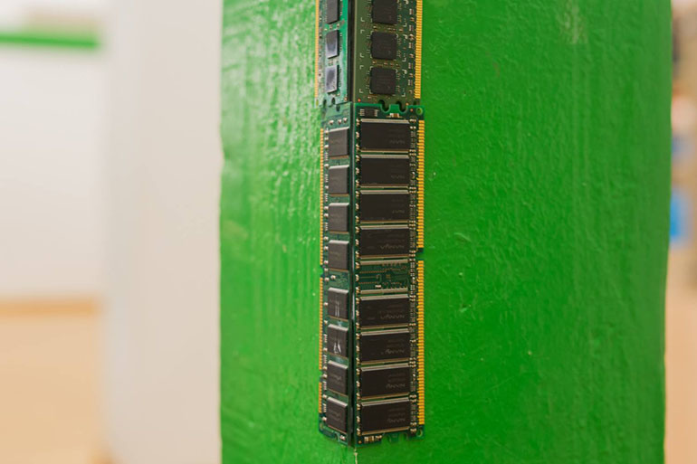 KRPANJE STUPOVA RAM MEMORIJOM, a usput su učenici i malo bojili stupove.