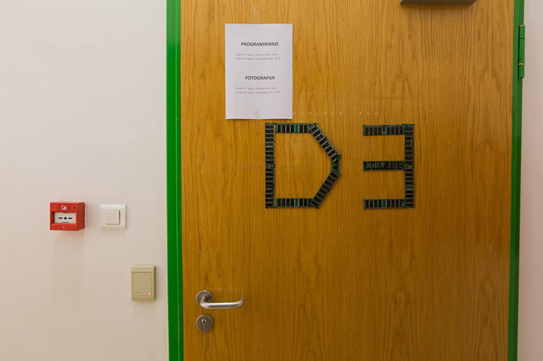 VRATA – BROJ UČIONICE načinjen je od RAM memorije. Bio je i natpis computer lab od tipki s tipkovnice, ali to nije dugo preživjelo.