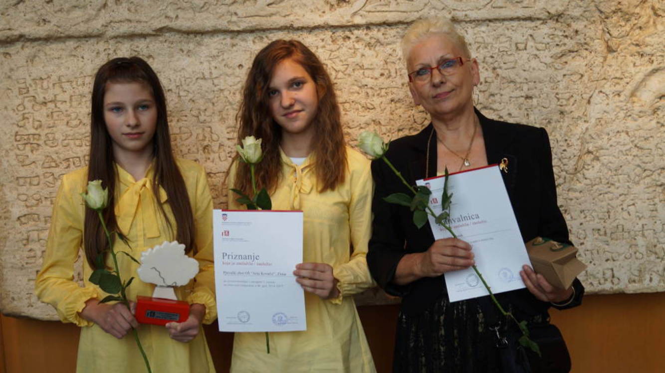 U velikoj dvorani svakoga je učenika državnog prvaka i njegova mentora čekalo obilježeno mjesto. Nakon svečanog otvorenja i prigodnih govora uslijedilo je i ono što smo svi nestrpljivo čekali, a to je svečana dodjela Oskara znanja.