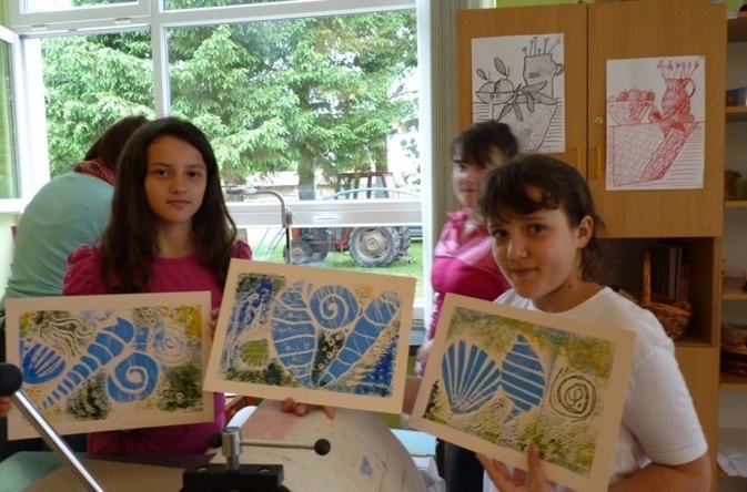 „Projektom školjka“ učenici 5. do 8. razreda Osnovne škole Velika Pisanica i njihove učiteljice Anita Res (likovna kultura) i Slavka Soptija (hrvatski jezik i knjižničarka) ostvarili su suodnos sadržaja likovne kulture i hrvatskoga jezika. 