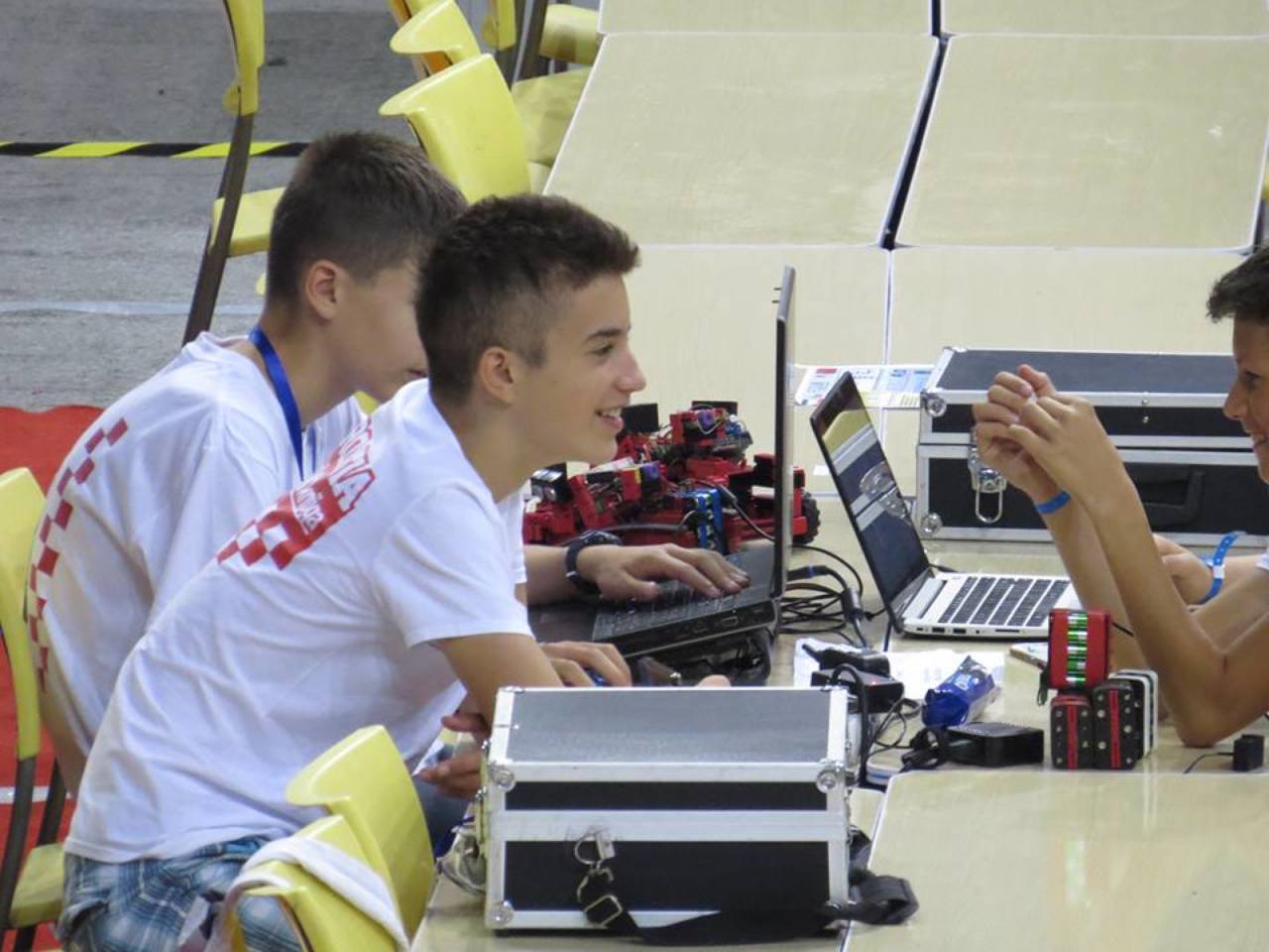 Osnovnoškolska ekipa započinje s radom rano izjutra u nedjelju 19. srpnja 2015.
