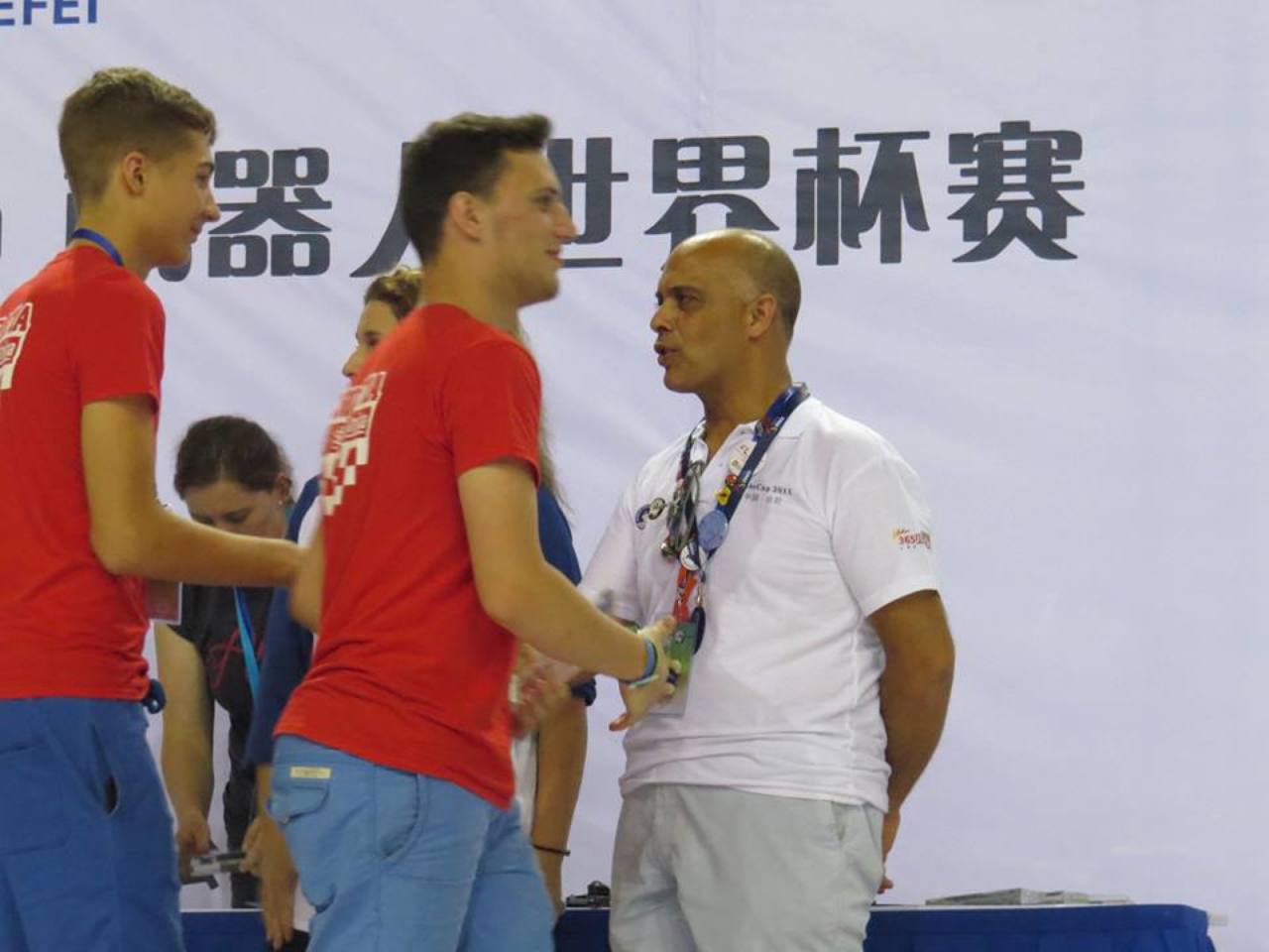 SREBRNI | 1. Ivan Kolarić, učenik 4. raz. iz Elektrostrojarske škole Varaždin i 2. Janko Pribičević, učenik 8. raz. iz OŠ Pantovčak, Zagreb. A  mentor Ivica Kolarić poručuje:
„Zlato u Rescue Maze nam izmaklo u zadnjoj vožnji. Jedna od prepreka, obična maramica, nam se ubacila u kotače. Teško smo ovo podnjeli, jer u ovoj kategoriji smo evidentno najbolji.“